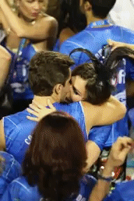 Mônica Iozzi e Klebber Toledo trocam beijos na Sapucaí