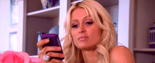 Paris Hilton usando o celular