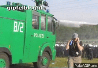G8: Wasserwerfer gegen Demonstranten