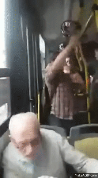 Acosador rocía con spray de pimienta en el bus argentina viral